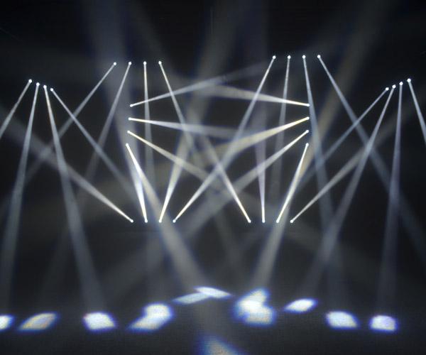 LED の段階の照明コンサート/劇場のための移動ヘッド ビーム ライト 4 1 の 4 つの頭部 RGBW
